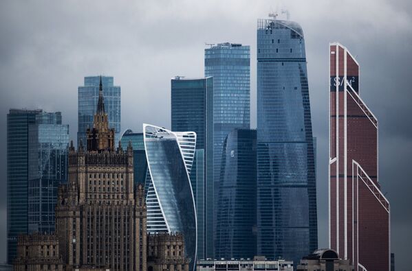 Здание Министерства иностранных дел РФ и Московский международный деловой центр Москва-Сити в Москве