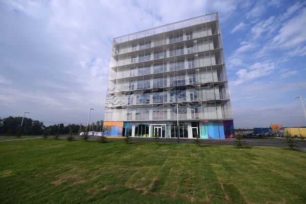 Здание Гиперкуб на территории инновационного центра Сколково в Московской области