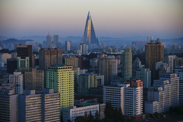 Архитектура КНДР. Вид на Пхеньян и гостиницу Рюгён