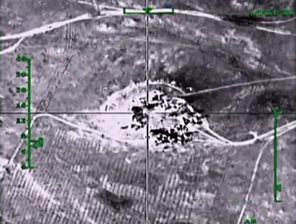 Самолеты российских Воздушно-космических сил нанесли точечные удары по опорному пункту боевиков, расположенному на дороге Хама - Алеппо
