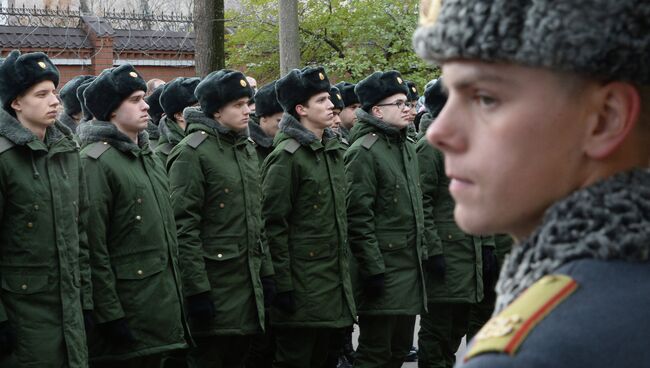 Отправка призывников в комендантский Преображенский полк. Архивное фото