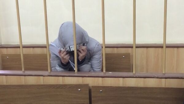 Подозреваемая в связях с ИГ Караулова прятала лицо под капюшоном в суде