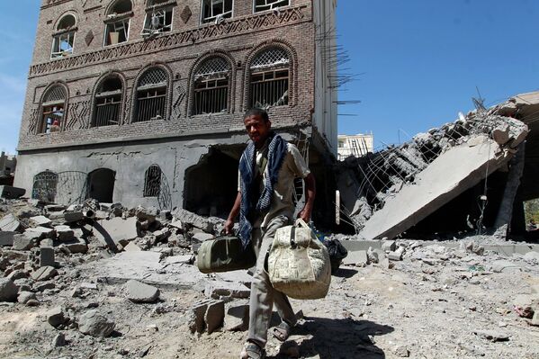 Последствия авиаудара по столице Йемена Сане
