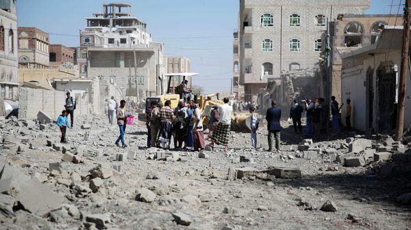 Люди на улице в столице Йемена Сане после нанесенного силами арабской коалиции авиаудара. Архивное фото