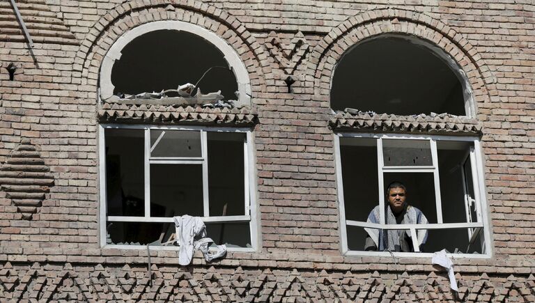 Окна в разрушенном в результате авиаударов доме в Сане, Йемен