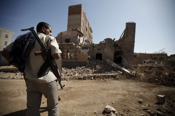Последствия авиаудара по столице Йемена Сане