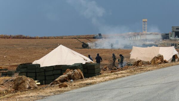 Военнослужащие сирийской армии ведут артиллерийский обстрел позиций боевиков на севере сирийской провинции Хама