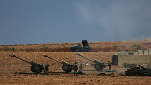 Сирийская артиллерия ведет обстрел позиций боевиков на севере провинции Хама. Архивное фото