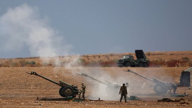 Военнослужащие сирийской армии ведут артиллерийский обстрел позиций боевиков на севере сирийской провинции Хама