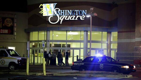 Полиция возле торгового центра, где произошла стрельба, в Индианаполисе, США