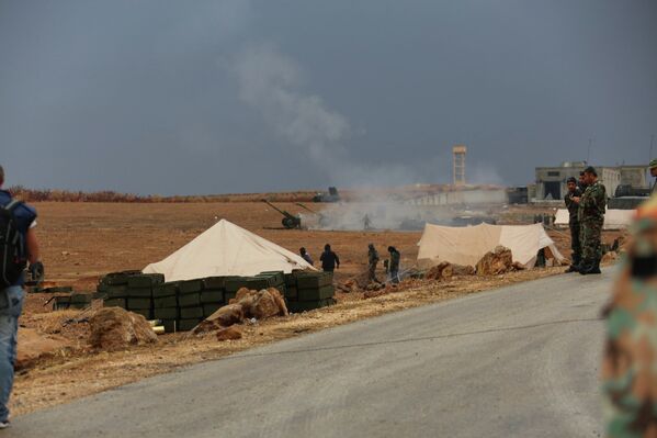 Военнослужащие сирийской армии ведут артиллерийский обстрел позиций боевиков на севере сирийской провинции Хама