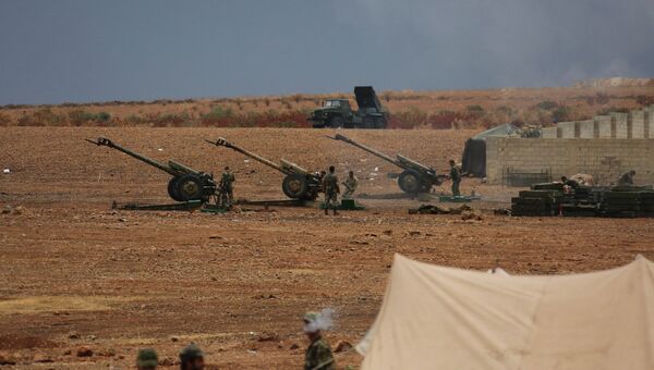 Военнослужащие сирийской армии ведут обстрел позиций боевиков на севере сирийской провинции Хама. Архивное фото