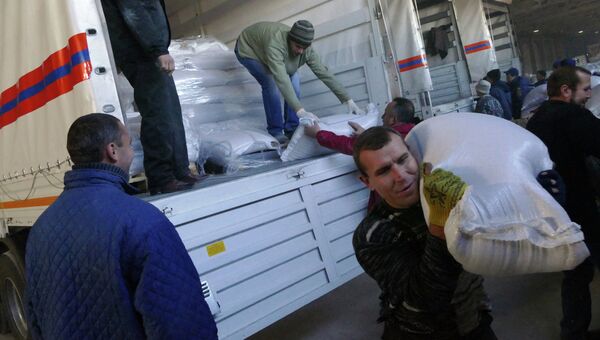 Разгрузка машин гуманитарного конвоя на складе в Донецке. Архивное фото