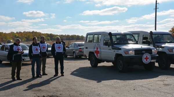 Сотрудники Красного креста в Донбассе. Архивное фото