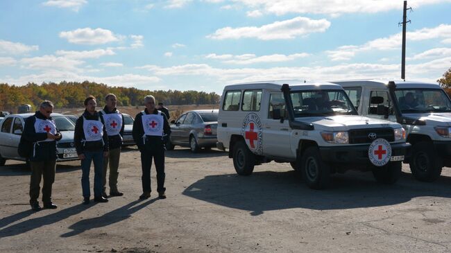 Сотрудники Красного креста во время обмена военнопленными в ЛНР. Архивное фото