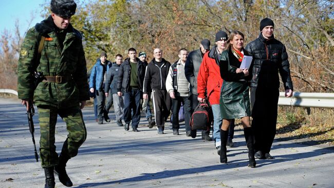 Военнопленные во время процедуры обмена между Луганской и Донецкой народными республиками и Киевом по формуле 9 на 11 у города Счастье
