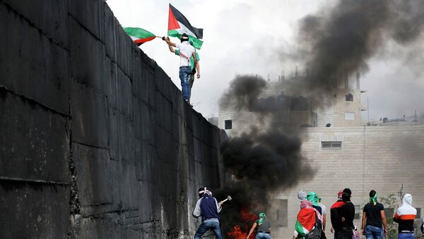 Палестинцы пытаются разрушить разделительную стену на Западном берегу Абу-Дис из Восточного Иерусалима. Архивное фото