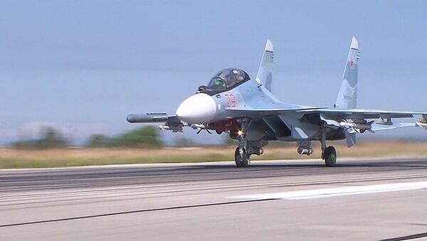 Су-34 отправился на боевое задание с базы Хмеймим в Сирии. Кадры взлета