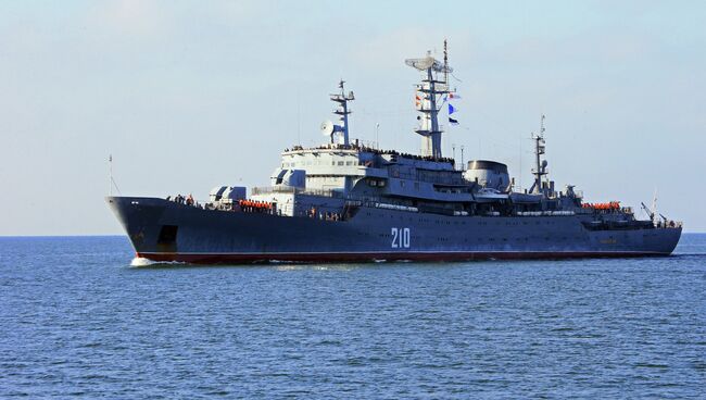 Учебный корабль Балтийского флота РФ Смольный прибывает в порт Балтийска после дальнего похода. Архивное фото