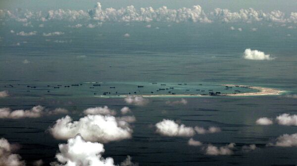 Вид из окна военного самолета на острова Спратли в Южно-Китайском море. Архивное фото