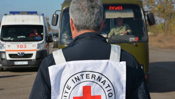 Представитель Красного Креста на обмене пленными в Донбассе. Архивное фото