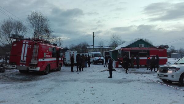 Сотрудники пожарной охраны и скорой медицинской помощи на месте взрыва газа в доме в поселке Корфовский в Хабаровском крае