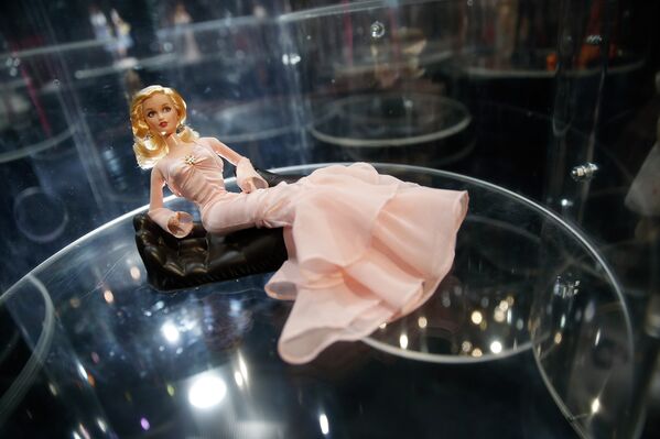 От стюардессы до подружки Джеймса Бонда. Выставка куклы Барби в Милане