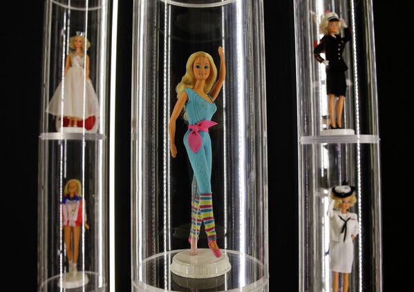 От стюардессы до подружки Джеймса Бонда. Выставка куклы Барби в Милане