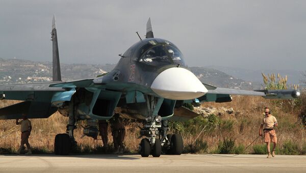 Технический персонал готовит самолет Су-34 к вылету на базе Хмеймим в Сирии. Архивное фото