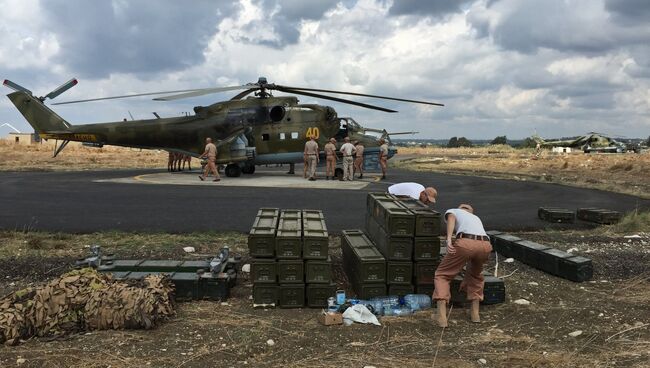 Технический персонал у российского ударного вертолета МИ-24 на аэродроме Хмеймим в Сирии. Архивное фото