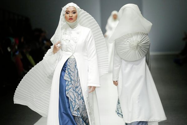 Показ коллекции Irna Laperle во время Недели моды в Джакарте. Октябрь 2015