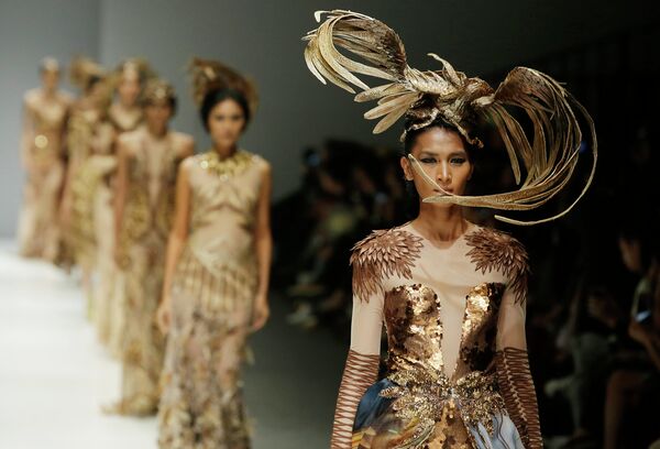 Показ коллекции Diana во время Недели моды в Джакарте. Октябрь 2015