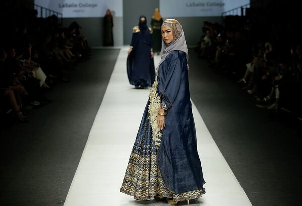 Показ коллекции Fitri Aulia во время Недели моды в Джакарте. Октябрь 2015