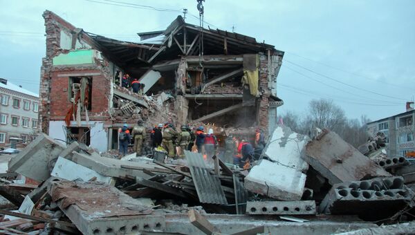 Сотрудники МЧС РФ у разрушенного в результате взрыва дома в поселке Корфовский в Хабаровском крае.