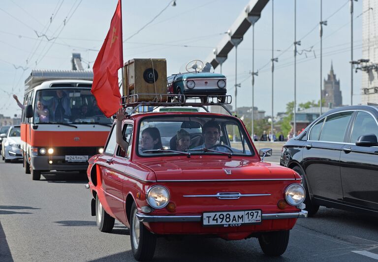 Автомобиль Запорожец во время празднования Дня Победы в Москве