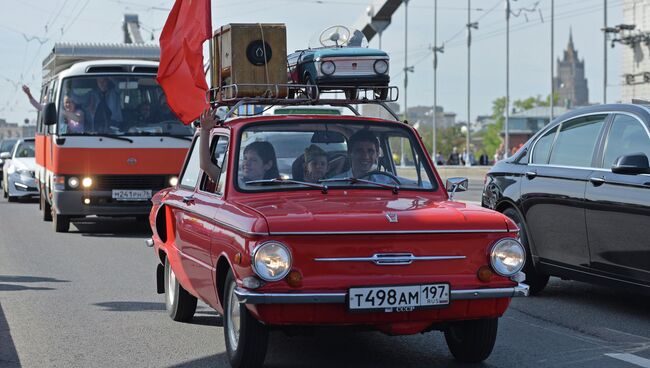 Автомобиль Запорожец во время празднования Дня Победы в Москве