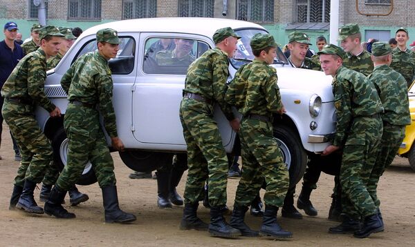 Белорусские курсанты транспортируют автомобиль Запорожец