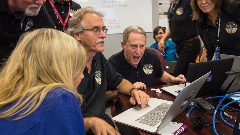 Алан Стерн в момент открытия ледяных рек на Плутоне