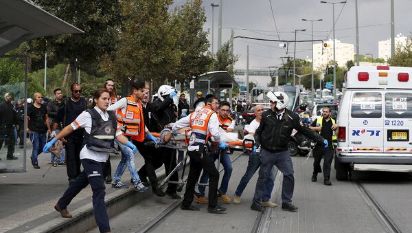 На месте нападения на трамвайной остановке в Израиле. 30 октября 2015