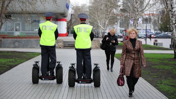 Сотрудники патрульно-постовой службы УВД Набережных Челнов патрулируют одну из улиц города на электрических скутерах