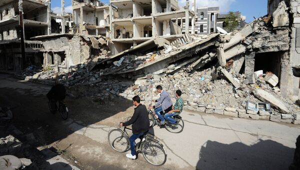Местные жители на одной из улиц в сирийском городе Хомс. Архивное фото