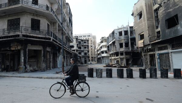 Местный житель на одной из улиц в сирийском городе Хомс. Архивное фото
