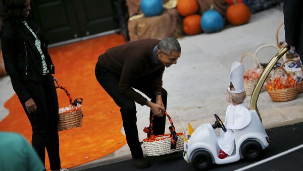 Обама с ребенком в костюме понтифика на Хэллоуин