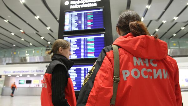 Сотрудники МЧС в аэропорту Пулково, где должен был приземлиться потерпевший катастрофу лайнер Airbus-321 авиакомпании Когалымавиа,