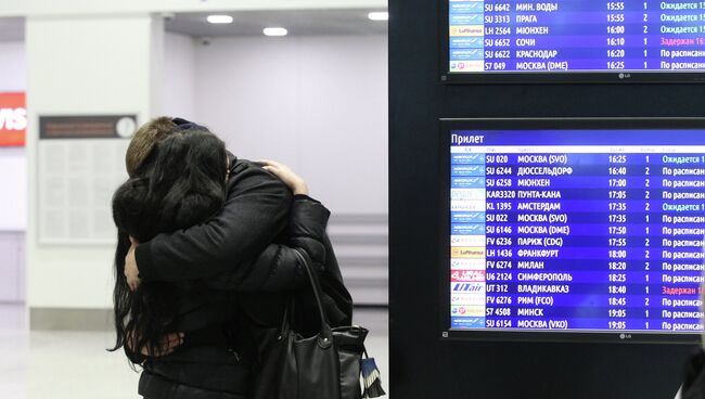 Люди у табло прилета в аэропорту Пулково, где должен был приземлиться потерпевший катастрофу лайнер Airbus-321 авиакомпании Когалымавиа, который выполнял рейс 9268 Шарм эш-Шейх — Санкт-Петербург