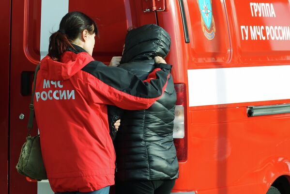 Психолог МЧС помогает родственнице пассажира рейса 9268 в аэропорту Пулково, где должен был приземлиться потерпевший катастрофу лайнер Airbus-321 авиакомпании Когалымавиа