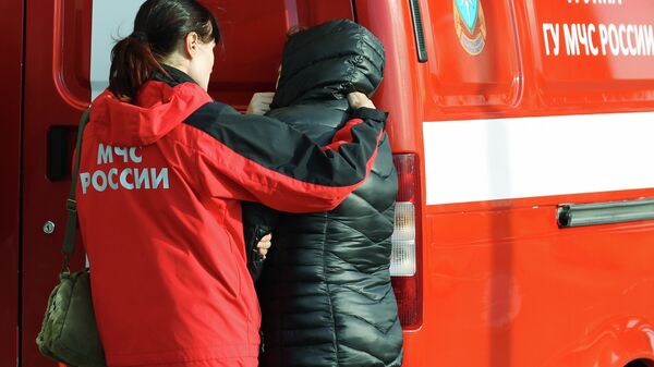 Психолог МЧС помогает родственнице пассажира рейса 9268 в аэропорту Пулково, где должен был приземлиться потерпевший катастрофу лайнер Airbus-321 авиакомпании Когалымавиа