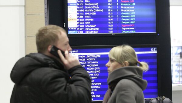 Люди у табло прилета в аэропорту Пулково, где должен был приземлиться потерпевший катастрофу лайнер Airbus-321 авиакомпании Когалымавиа