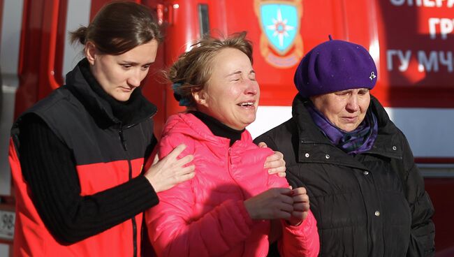 Психолог МЧС помогает родственникам пассажиров рейса 9268 в аэропорту Пулково, где должен был приземлиться потерпевший катастрофу лайнер Airbus-321 авиакомпании Когалымавиа