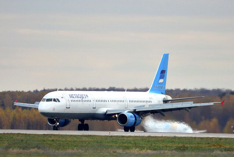 Самолет Airbus A321 авиакомпании Metrojet, потерпевший крушение в Египте, в аэропорту Домодедово 20 октября 2015